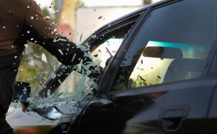 Розбив вікно та викрав автомагнітолу: слідчі Дніпра повідомили про підозру 50-річному чоловіку за крадіжку з автомобіля