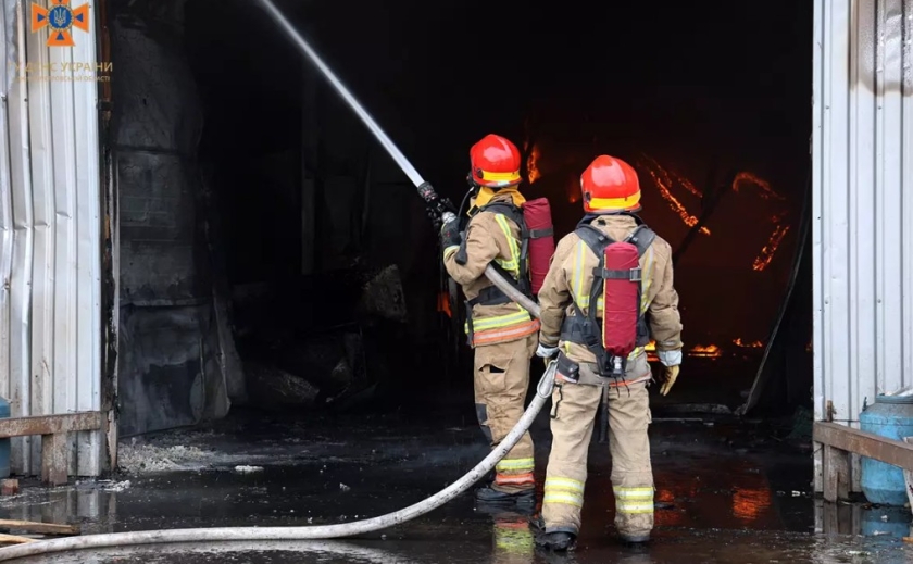 У Дніпровському районі рятувальники ліквідували пожежу у складському приміщенні