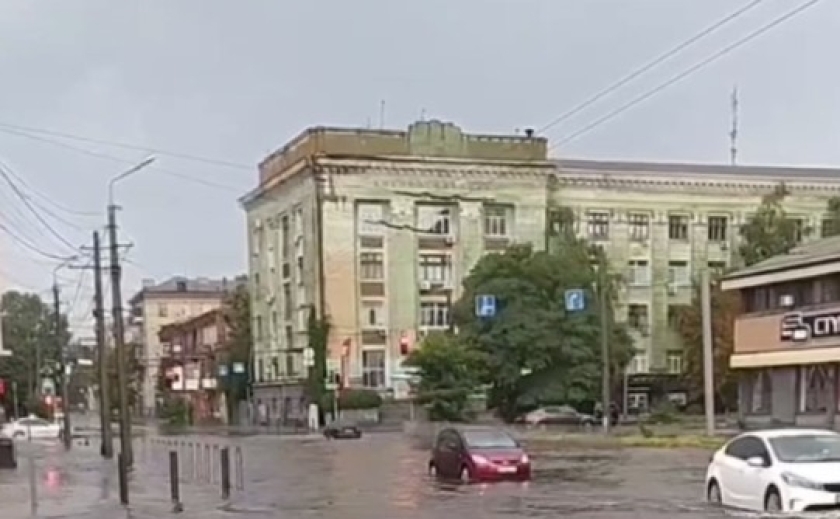 Деякі вулиці Дніпра затопило під час негоди: подробиці
