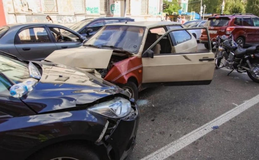 У Дніпрі на Коцюбинського зіткнулись три автівки, «ГАЗель» та мотоцикл