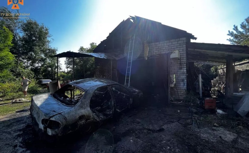 Зайнявся будинок та автомобіль: у Дніпрі надзвичайники загасили пожежу у приватному домоволодінні