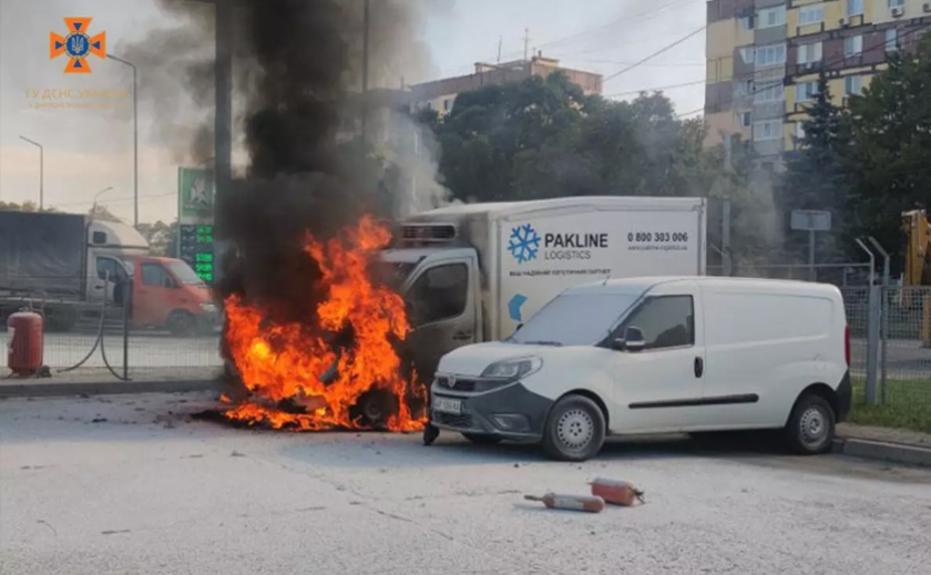 Внаслідок пожежі у Дніпрі пошкоджено три автомобіля