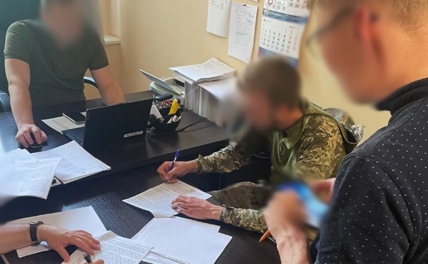 Здав у ломбарди радіостанції та квадрокоптери на пів мільйона гривень: на Дніпропетровщині судитимуть військового