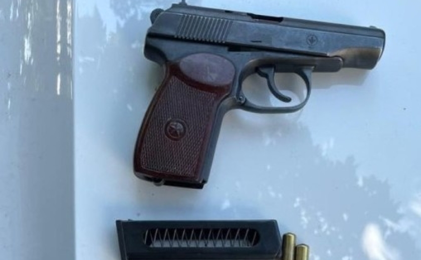 Вистрілив декілька разів із травматичного пістолета: поліцейські Дніпра затримали озброєного чоловіка