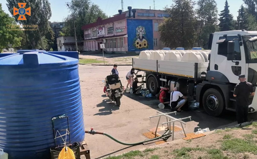 Надзвичайники продовжують підвозити воду до зневоднених населених пунктів Дніпропетровщини