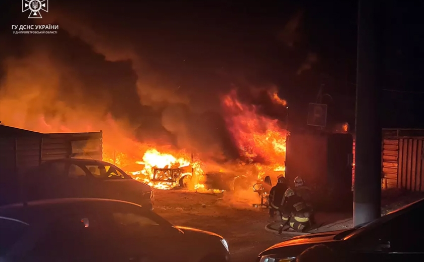 На Сонячній Набережній у Дніпрі згоріло 8 автівок, ще 7 пошкоджено