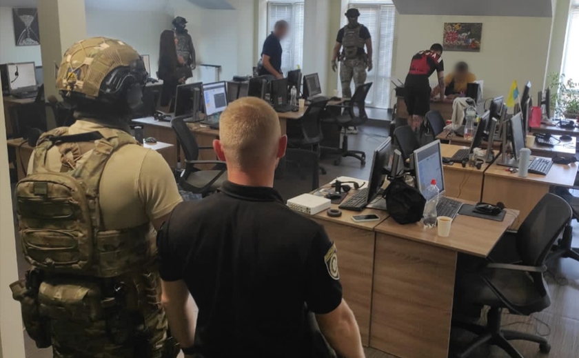 Кіберполіцейські припинили діяльність шахрайських саll-центрів у Дніпрі, Кривому Розі та в двох інших областях України