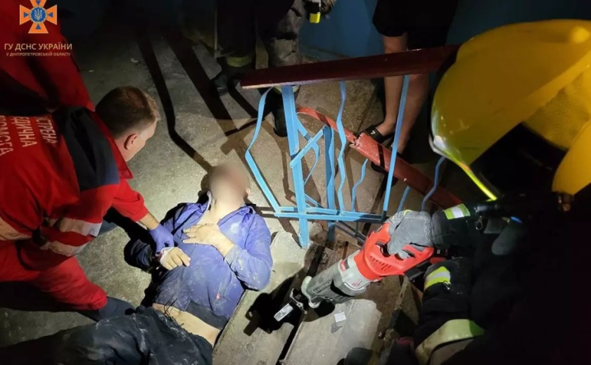 Застряг головою в металевих поручнях: у Дніпрі рятувальники звільнили з пастки голову чоловіка