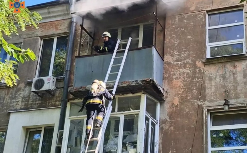 Постраждала у важкому стані: у Новокодацькому районі Дніпра вогнеборці врятували жінку з палаючої квартири