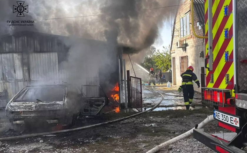 У Чечелівському районі Дніпра загорівся гараж з трьома автомобілями всередині: подробиці