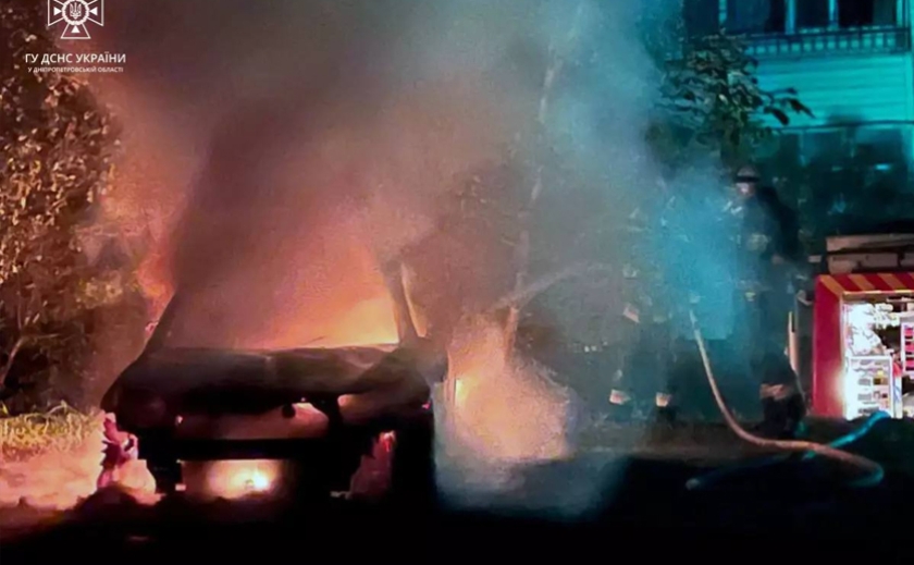 Вогнеборці Дніпра загасили два палаючих автомобіля у Соборному районі міста