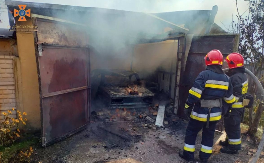 У Новокодацькому районі Дніпра спалахнув гараж з автівкою всередині
