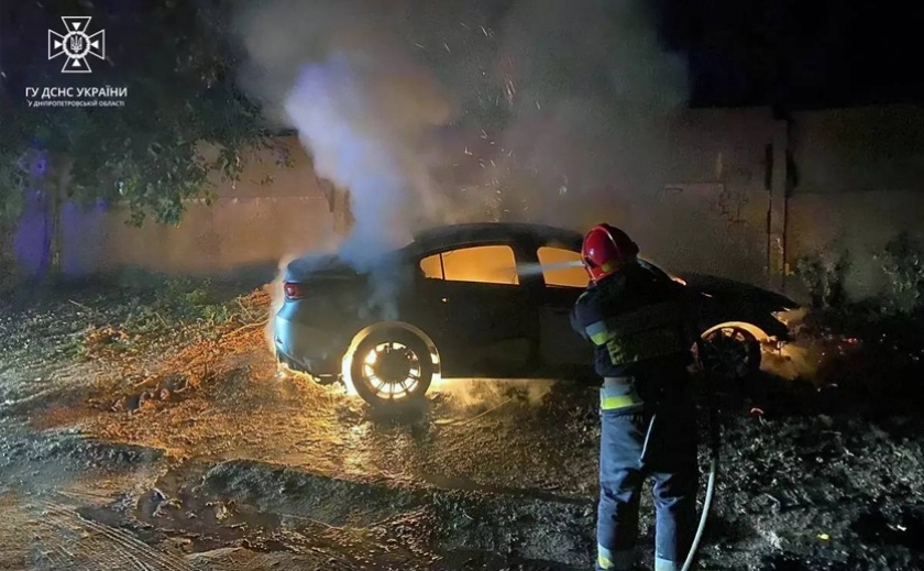 Вогнеборці Дніпра загасили палаючий автомобіль у Чечелівському районі міста Вогнеборці Дніпра загасили палаючий автомобіль у Чечелівському районі міста