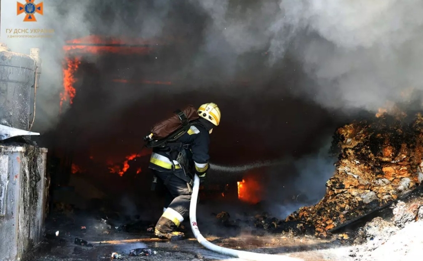 Існувала загроза розповсюдження на інші споруди: у Чечелівському районі Дніпра вогнеборці ліквідували пожежу в нежитловій будівлі