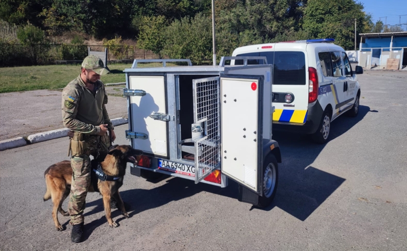 Кінологи Дніпропетровщини отримали спецобладнання для перевезення службових собак