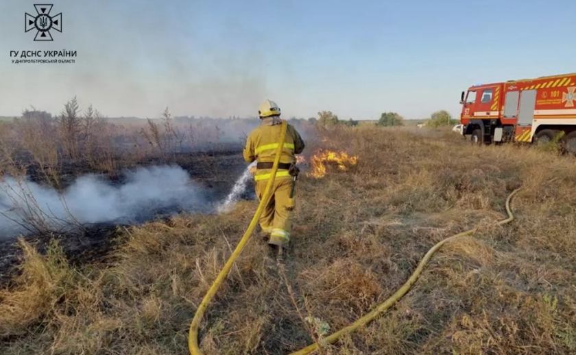 64 пожежі за добу: рятувальники Дніпропетровщини продовжують боротися із загораннями на відкритих територіях