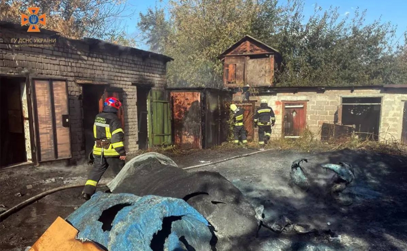 Загальна площа пожежі 200 кв. м: вогнеборці Дніпра ліквідували масштабне займання
