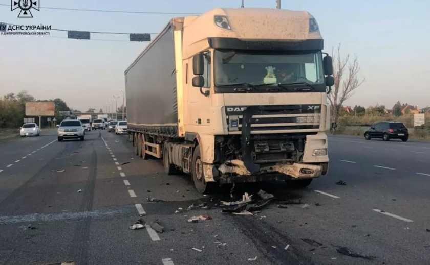 У Дніпровському районі вантажівка зіткнулася з двома легковиками: є постраждалі
