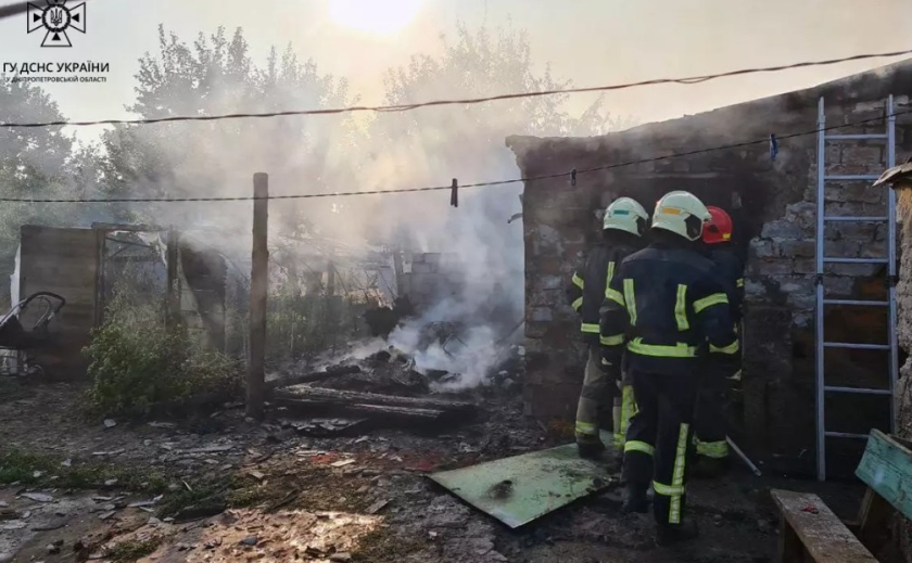 У Соборному районі Дніпра сталася пожежа на території приватного домоволодіння