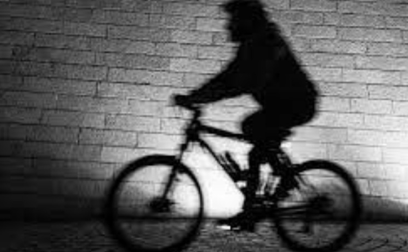 Розвозив наркотики по Дніпру вночі: патрульні затримали наркокур’єра на велосипеді