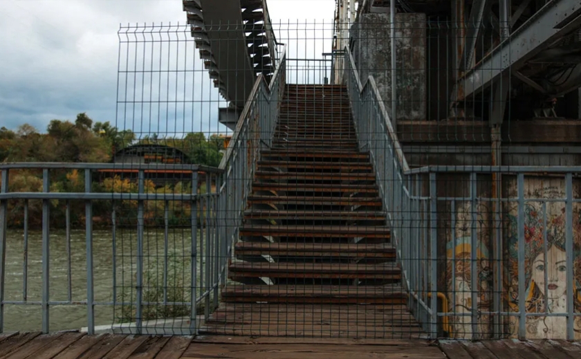 У Дніпрі перекрили сходи на пішохідному мосту до Монастирського острова: причина