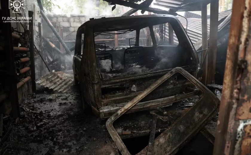 У Чечелівському районі Дніпра згорів гараж із трьома легковиками всередині