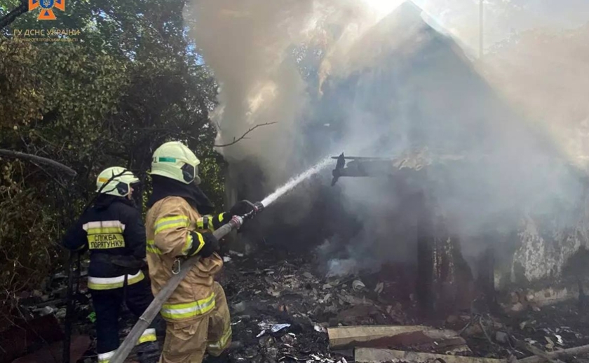 Вогонь ледь не поширився на розташовані поруч будинки: вогнеборці Дніпра приборкали масштабну пожежу