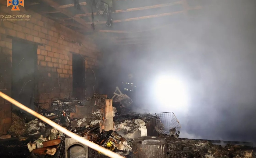 У Дніпровському районі ліквідували загорання будівлі на території приватного домоволодіння (ВІДЕО)
