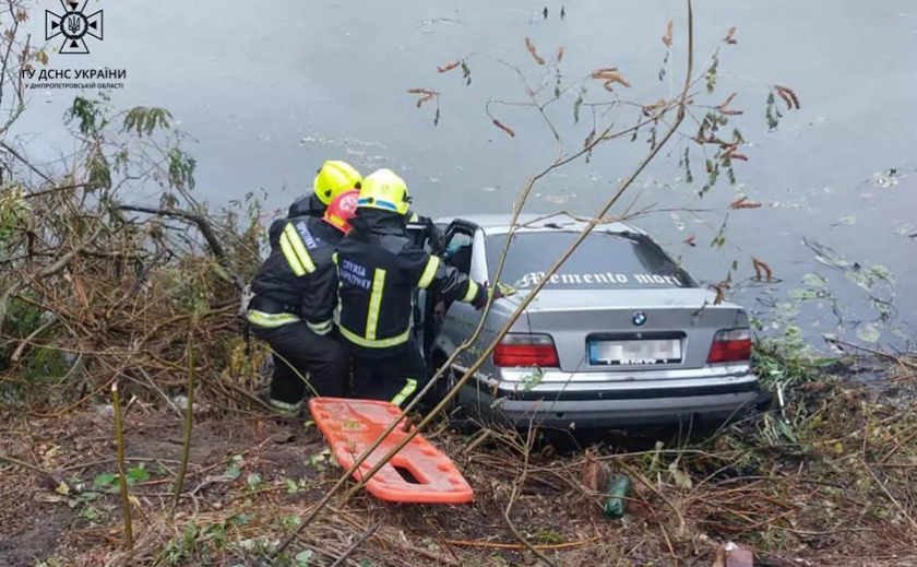 Дніпровський район: надзвичайники витягли з води автівку з трьома загиблими