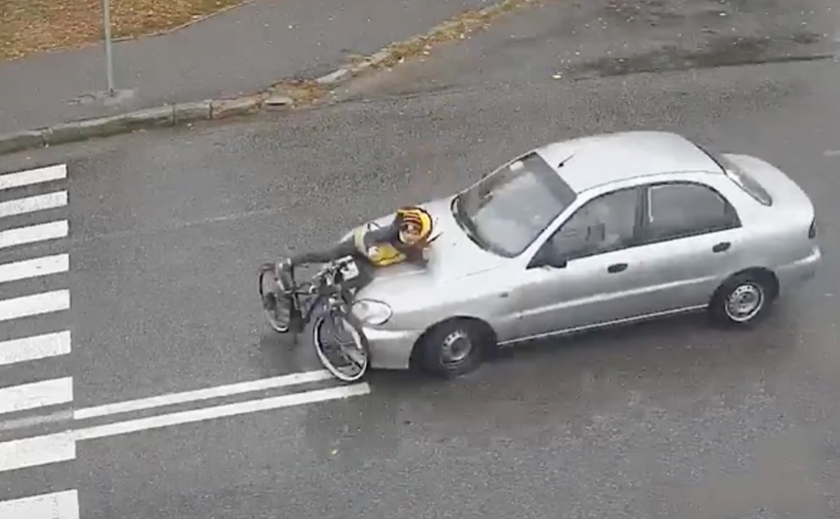 На вулиці Панаса Мирного у Дніпрі Daewoo збив дитину на велосипеді: деталі