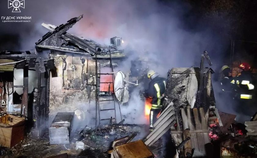 Вогонь охопив дах одноповерхового будинку та господарчу споруду: у Дніпровському районі вночі сталася пожежа