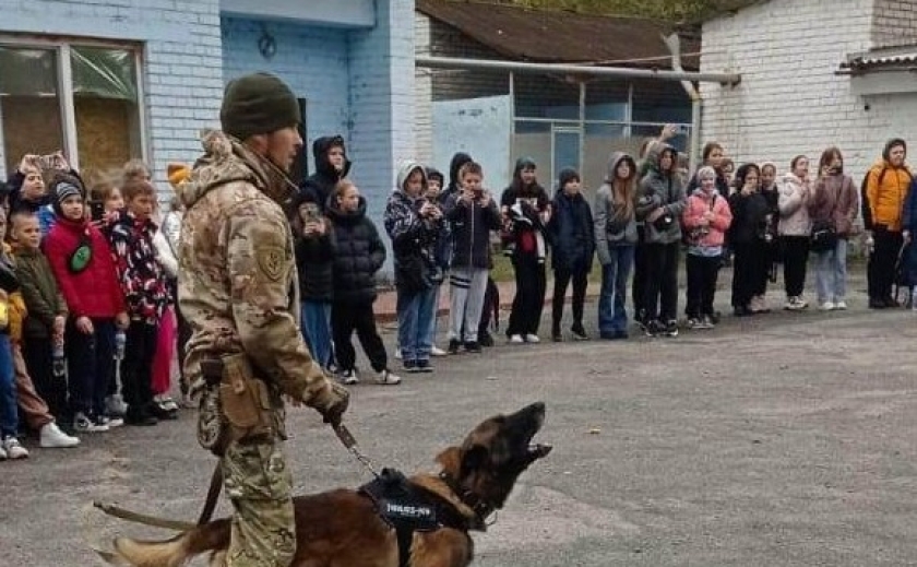 Дітям із Дніпра показали як працюють поліцейські зі службовими собаками