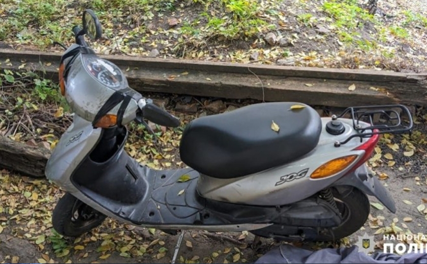 У Дніпрі поліцейські повідомили про підозру двом чоловікам за викрадення скутера: подробиці