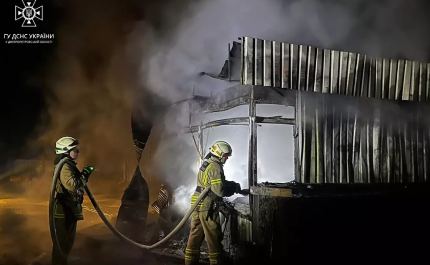 Дніпровські рятувальники ліквідували пожежу у торгівельному кіоску