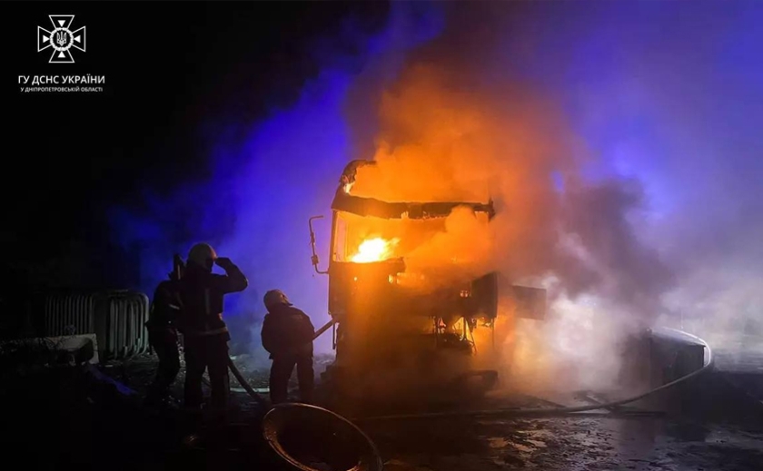 Рятувальники Дніпра загасили палаючу вантажівку: подробиці