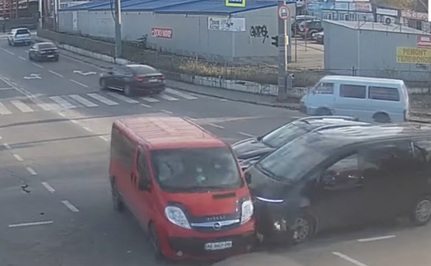 На Донецькому шосе у Дніпрі зіштовхнулись Opel та Hyundai: деталі