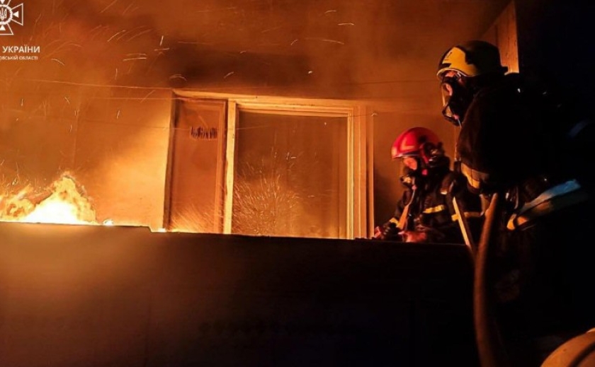 У Дніпрі рятувальники винесли з палаючої квартири літню жінку