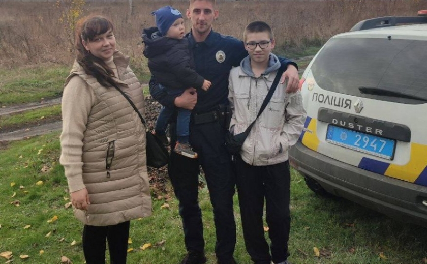 Поліцейські Дніпропетровщини евакуювали з українського Нью-Йорка маму з двома дітками