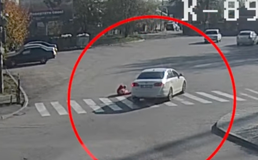 На вулиці Данила Галицького у Дніпрі Volkswagen збив літню жінку на переході