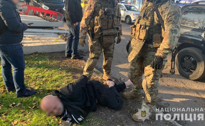 Кинули гранату в містянина через борги: правоохоронці Дніпра затримали двох братів-зловмисників