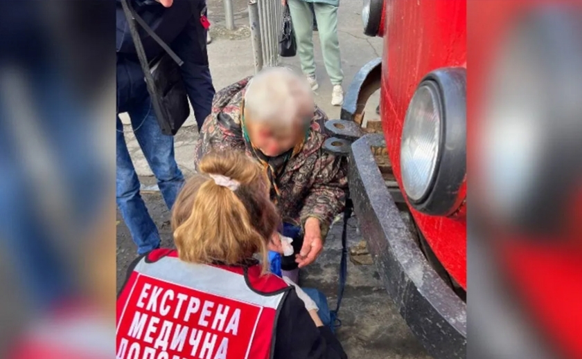 На Старомостовій площі у Дніпрі 89-річна жінка потрапила під трамвай: подробиці