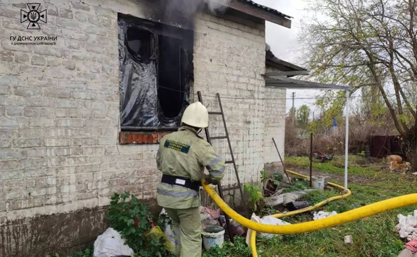Дніпровський район: вогнеборці ліквідували пожежу в приватному будинку