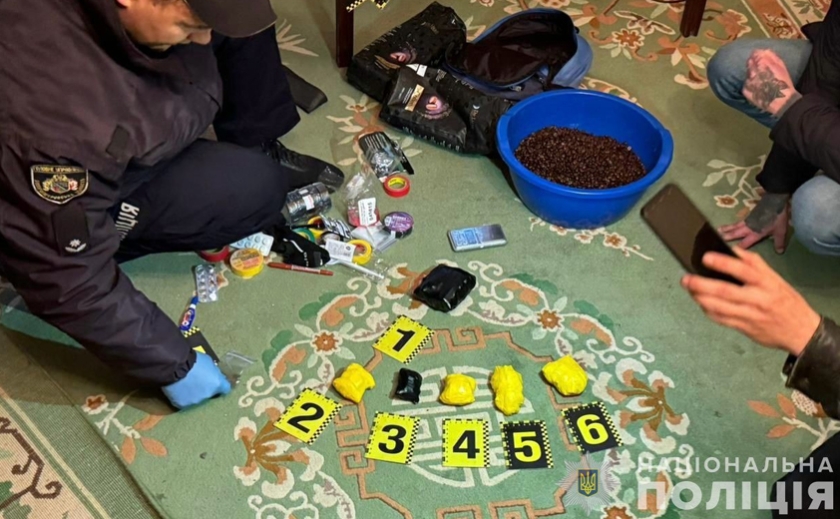 Підготував для продажу понад 300 закладок з наркотиками: поліцейські Дніпра затримали 20-річного наркоділка