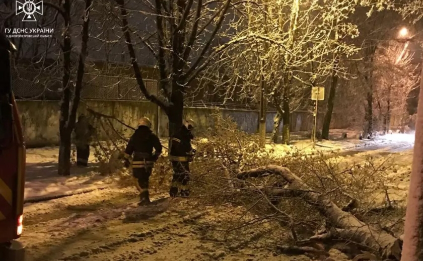 Рятувальники Дніпропетровщини впродовж ночі ліквідовували наслідки негоди