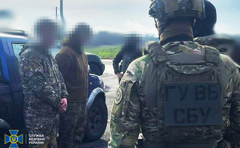 СБУ затримала ділків, які хотіли продати дніпровському криміналітету «трофейну» російську зброю