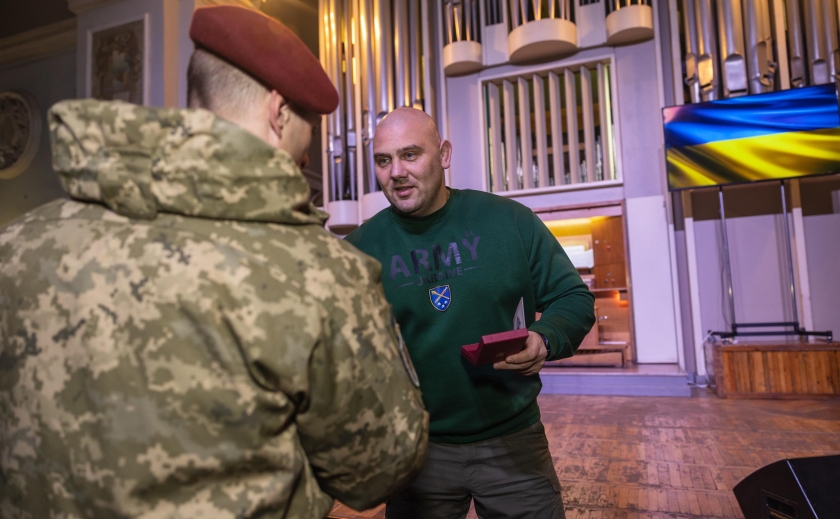 На Дніпропетровщині воїнам легендарної бригади та волонтерам, які допомагають їм, вручили відзнаки