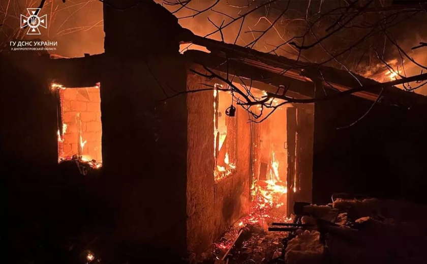 Дніпровські рятувальники загасили палаючий будинок у Новокодацькому районі міста