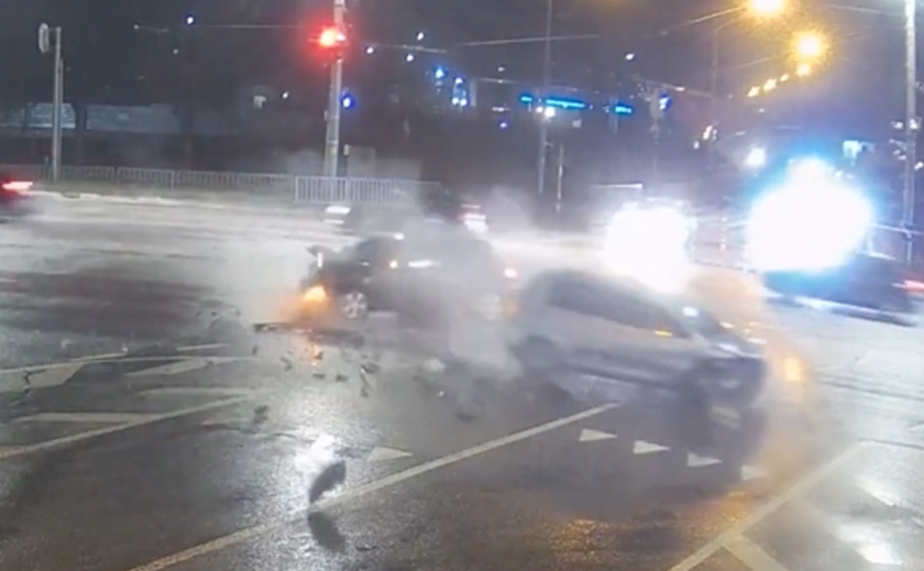 На Запорізькому шосе у Дніпрі лоб в лоб зіштовхнулись Volkswagen та Kia: подробиці