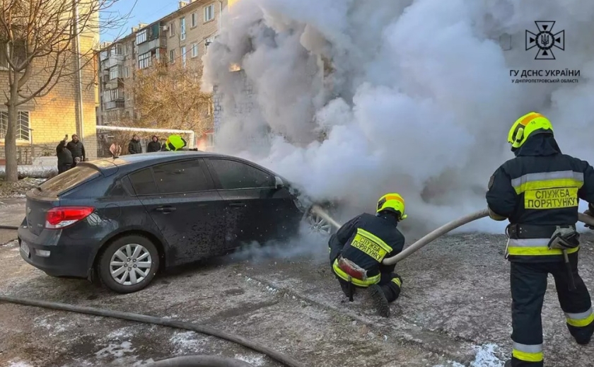 В Індустріальному районі Дніпра рятувальники ліквідували займання автомобіля