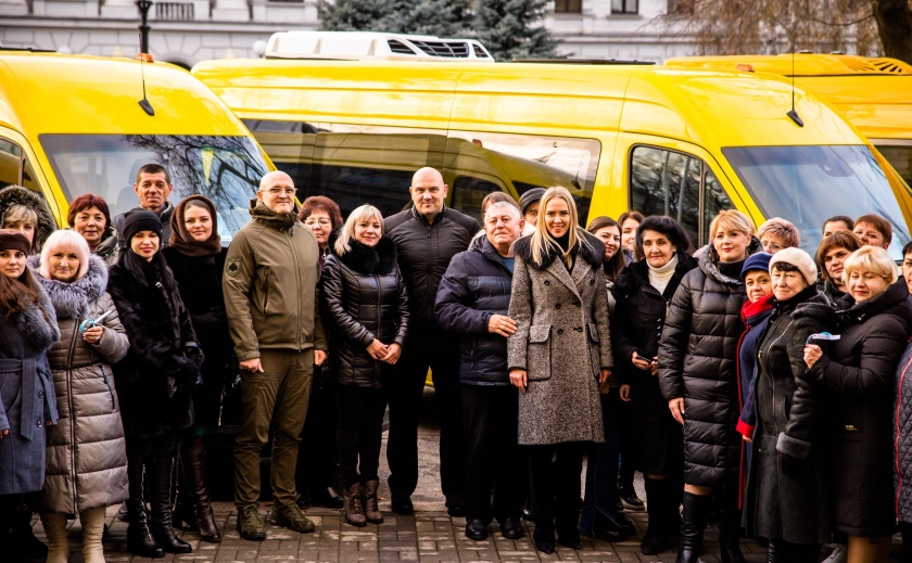 Два десятки нових мікроавтобусів: Дніпропетровщина отримала партію шкільного транспорту від Польщі